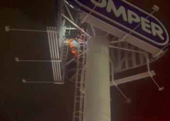 Professor é resgatado após 14 horas em torre de supermercado em Várzea Grande