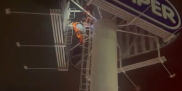 Professor é resgatado após 14 horas em torre de supermercado em Várzea Grande