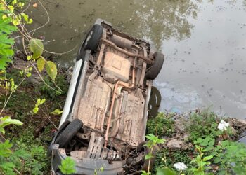 Carro despenca de 3 metros e cai no córrego Barbado em Cuiabá; duas pessoas ficam feridas