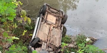 Carro despenca de 3 metros e cai no córrego Barbado em Cuiabá; duas pessoas ficam feridas