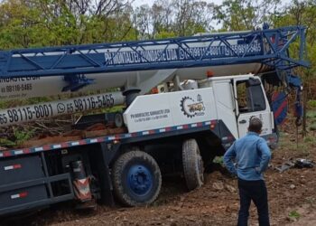 Quase tragédia em dobro! Guindaste que iria resgatar outro caminhão perde o controle e despenca em barranco na estrada do Manso