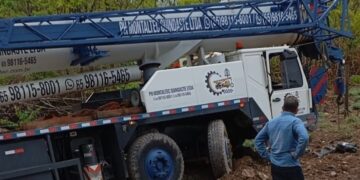 Quase tragédia em dobro! Guindaste que iria resgatar outro caminhão perde o controle e despenca em barranco na estrada do Manso