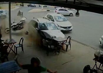 Motorista perde controle, invade calçada e quase atropela clientes