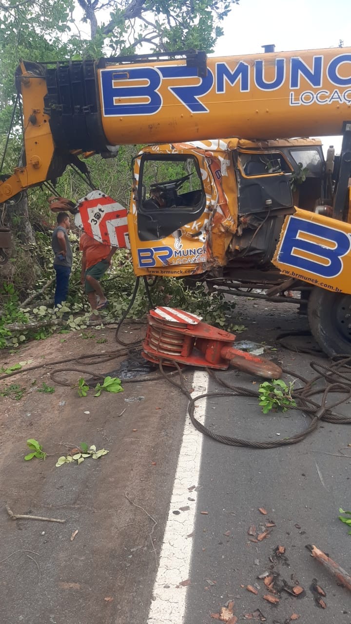 Motorista age rápido e evita tragédia: caminhão-guindaste fica atravessado na estrada do Manso