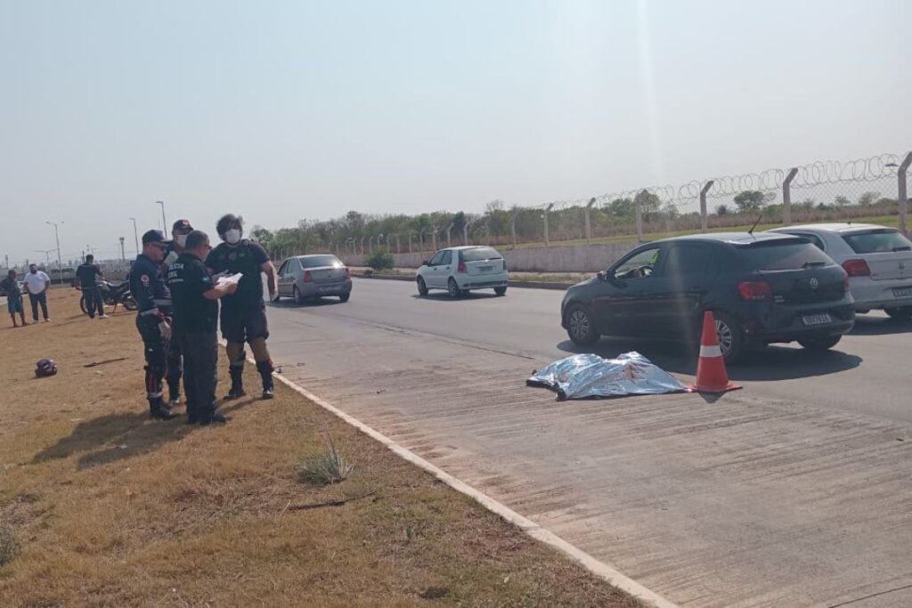 Homem sai de carro em pane e é atropelado e