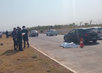 Homem sai de carro em pane e é atropelado e morto por motocicleta