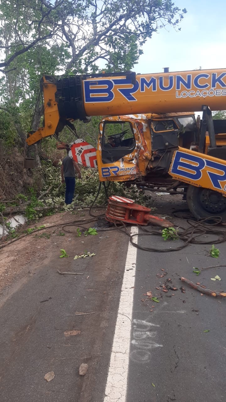 Motorista age rápido e evita tragédia: caminhão-guindaste fica atravessado na estrada do Manso
