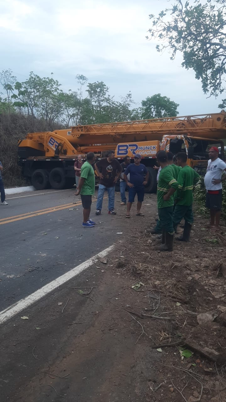 Motorista age rápido e evita tragédia: caminhão-guindaste fica atravessado na estrada do Manso