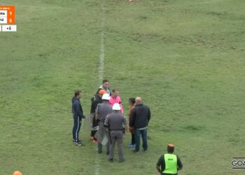 Torcedora acusada de racismo contra menino de 12 anos em jogo de futebol é solta