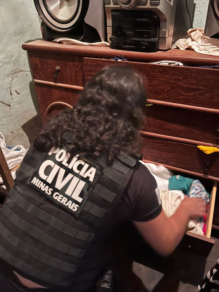 Suspeito de filmar mulher nua dormindo e compartilhar vídeo é