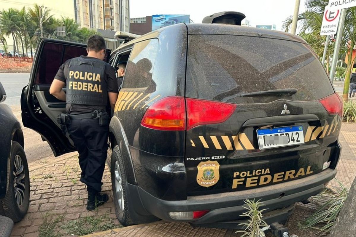 PF prende servidor de MT por lavagem e acha R$ 800 mil em espécie