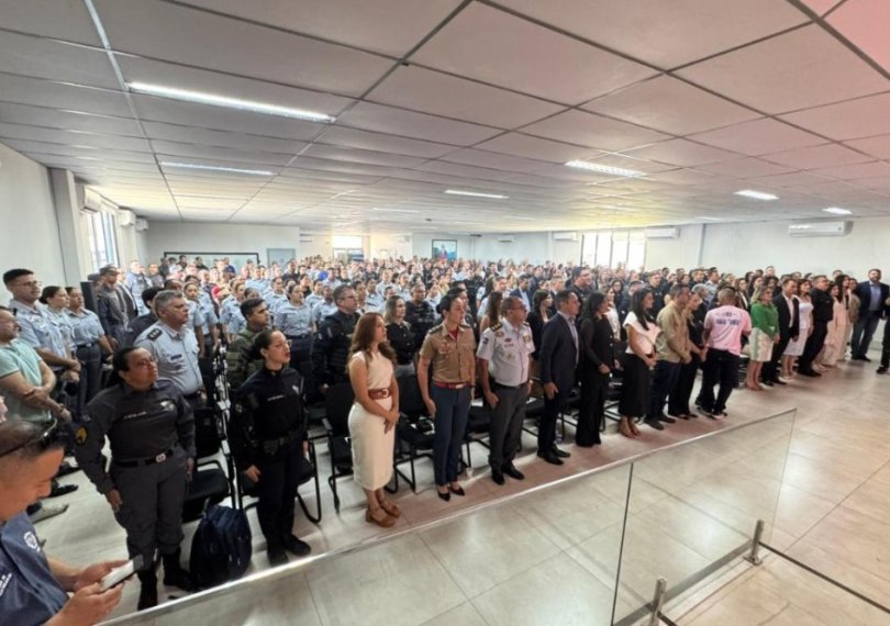 Policiais e esposas so homenageados | FOLHAMAX