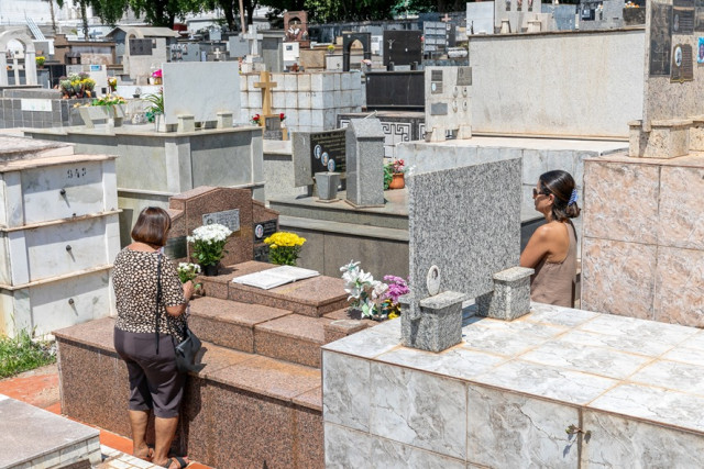 Milhares lotam cemitérios de Cuiabá: lembrança e carinho pelos que se foram | RDNEWS