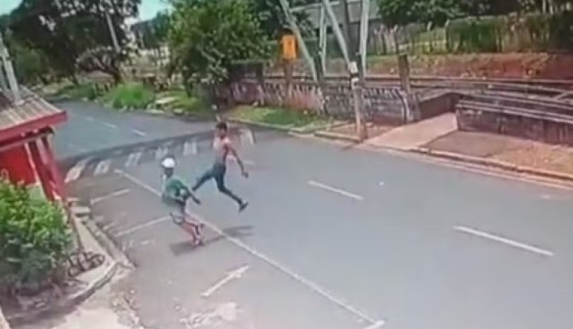 Aposentado agredido com ‘voadora’ e tem celular roubado; vdeo | FOLHAMAX