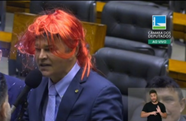 Medeiros ironiza professora da UFF e usa peruca em plenário da Câmara; veja vídeo | RDNEWS