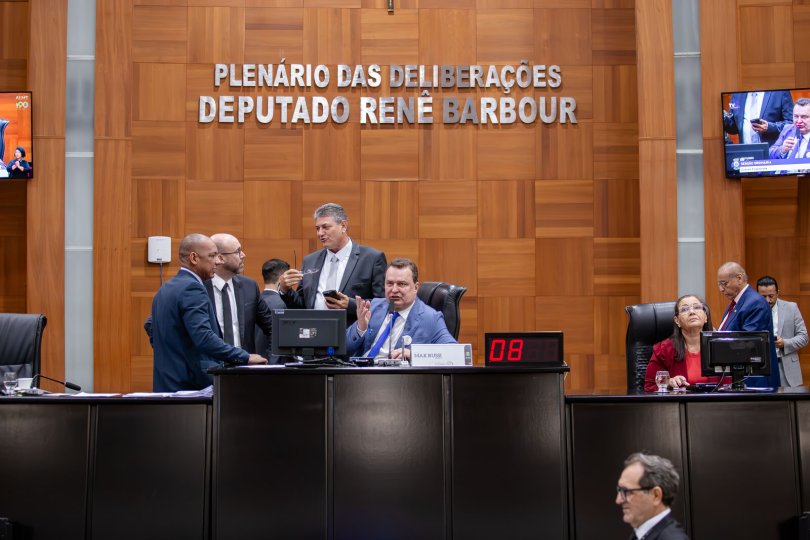 AL publica decreto e probe cobrana de servidores de MT por 4 meses | FOLHAMAX