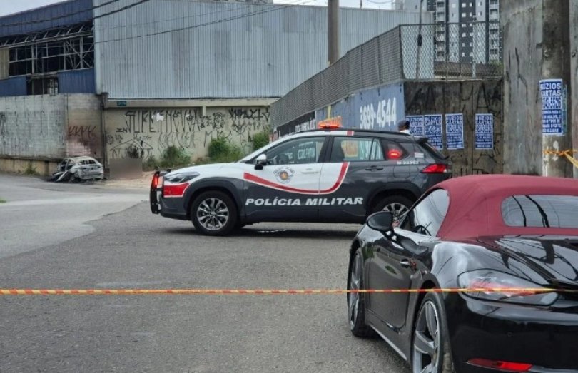 Motorista de BMW mata suspeito que tentava assaltar Porsche | FOLHAMAX