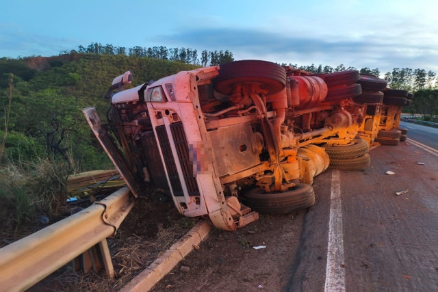Caminhoneiro morre após tombar carreta carregada com madeira na BR-364 | RDNEWS