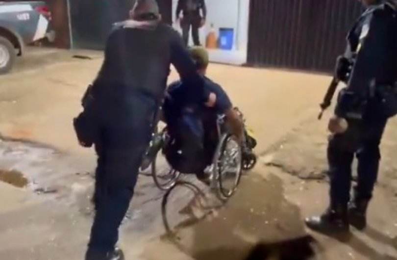 Cadeirante preso aps roubar bebida em supermercado | FOLHAMAX