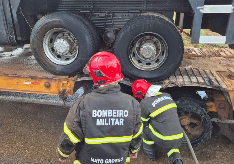 Pneu estoura e carreta-prancha pega fogo em rodovia de MT | FOLHAMAX