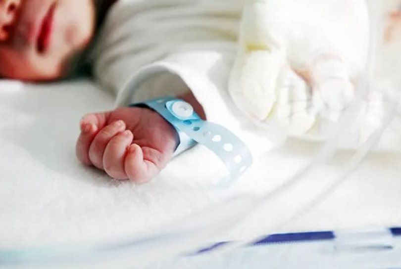 Beb sofre queimaduras aps ingerir soda custica | FOLHAMAX