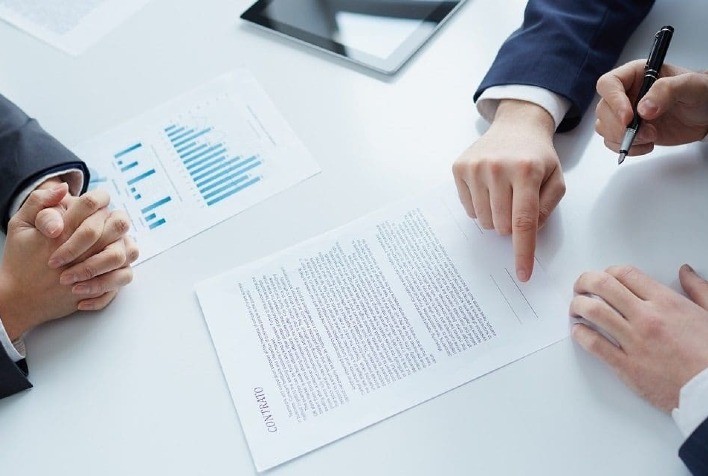 Revisão contratual se torna estratégia chave para empresas em tempos de crise econômica