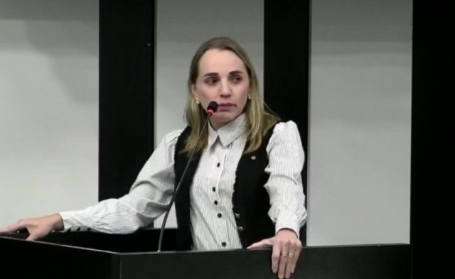 Katiuscia chora e pede desculpa por mostrar dedo em sessão na Câmara | RDNEWS