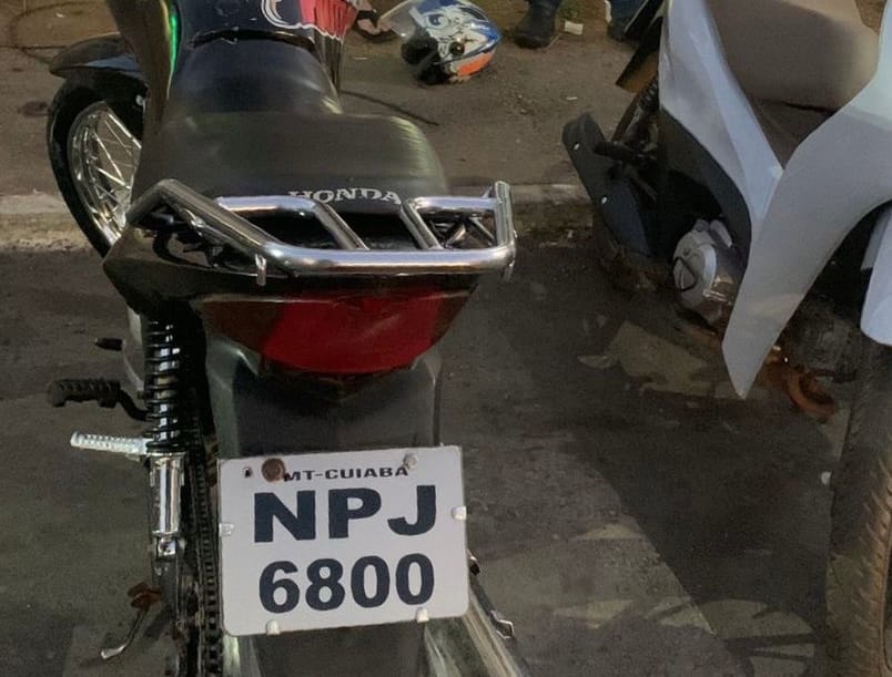 Motociclista é flagrado com placa artesanal perto de shopping em Várzea Grande e acaba na Central de Flagrantes