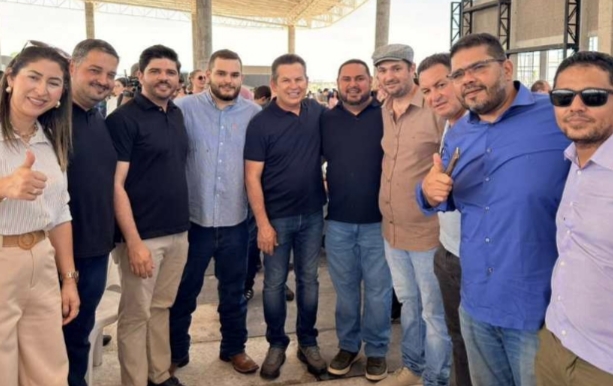 Prefeito João Filho recebe equipamentos para apoio à agricultura familiar em General Carneiro