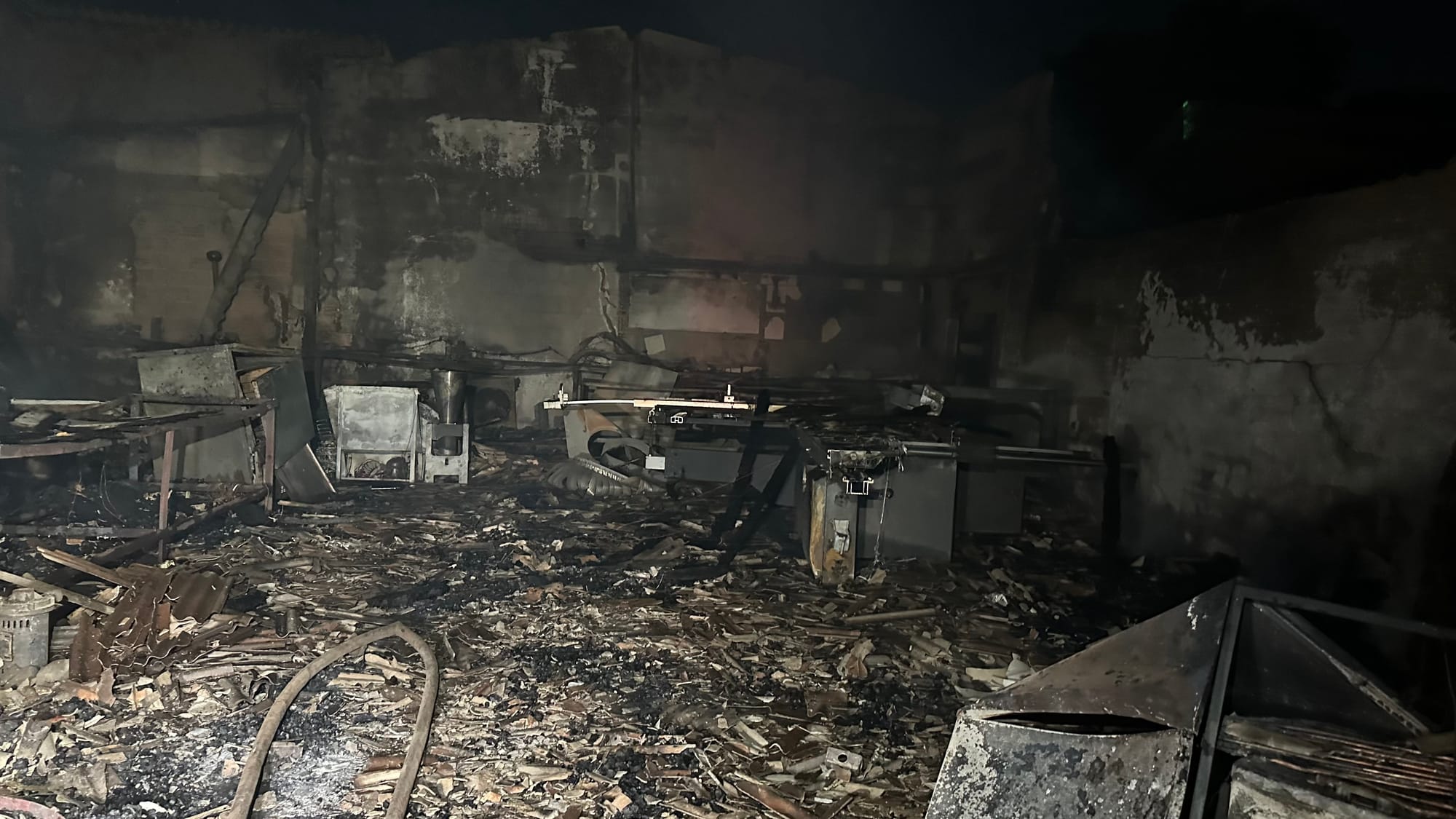 Barracão de marcenaria é destruído por incêndio no bairro Morada do Ouro, em Cuiabá