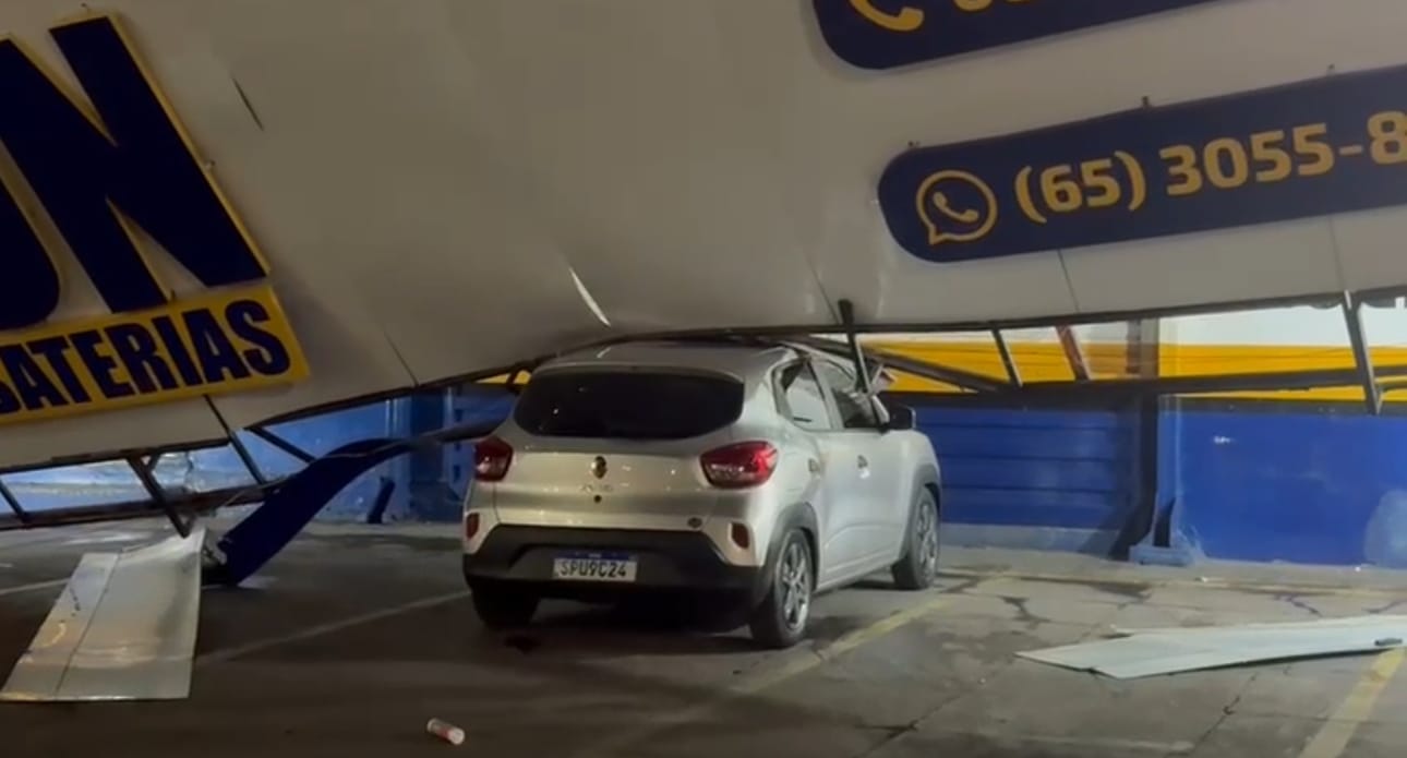 Ventania derruba fachada de estrutura metálica com lona na região do Zero Km em Várzea Grande