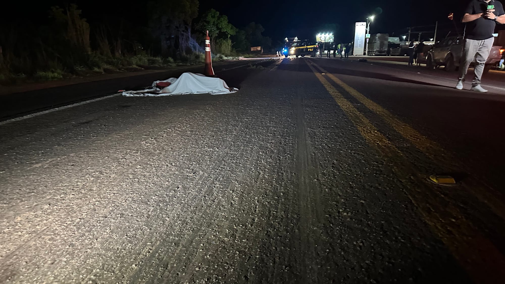 Motociclista morre ao colidir em carreta que saía de posto na BR-070; vítima foi arrastada por mais de 30 metros