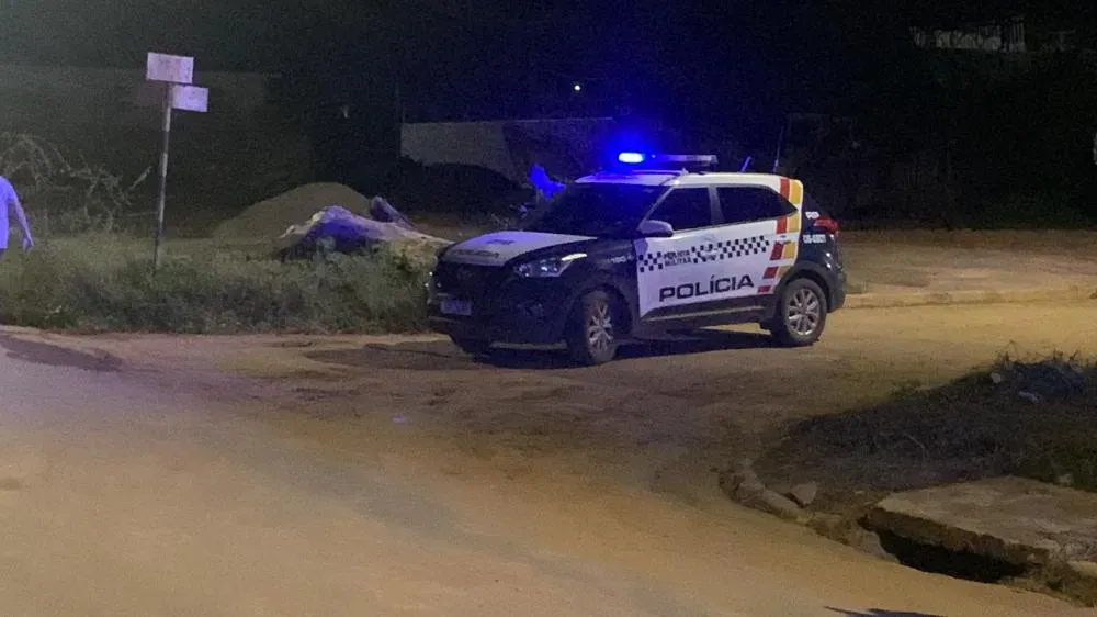 CASAL É CAÇADO POR MASCARADOS E HOMEM ACABA BALEADO