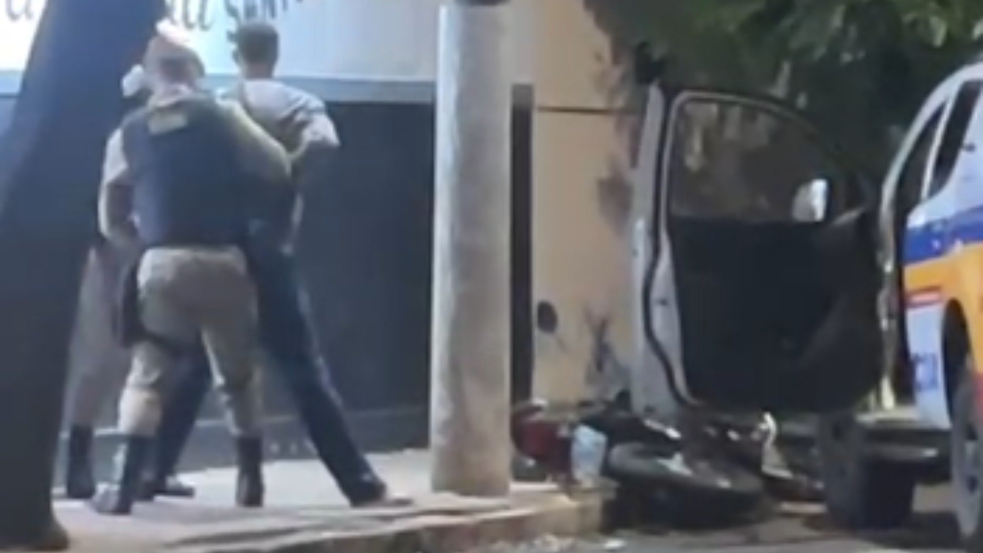 VÍDEO: Dupla é baleada nas nádegas durante perseguição policial em Patos de Minas