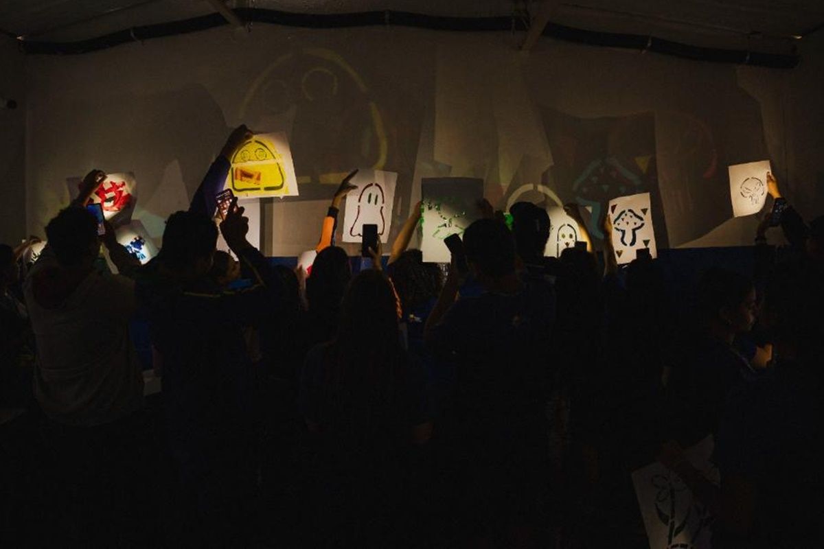 Projeto gratuito ensina a criar imagens luminosas com as próprias mãos