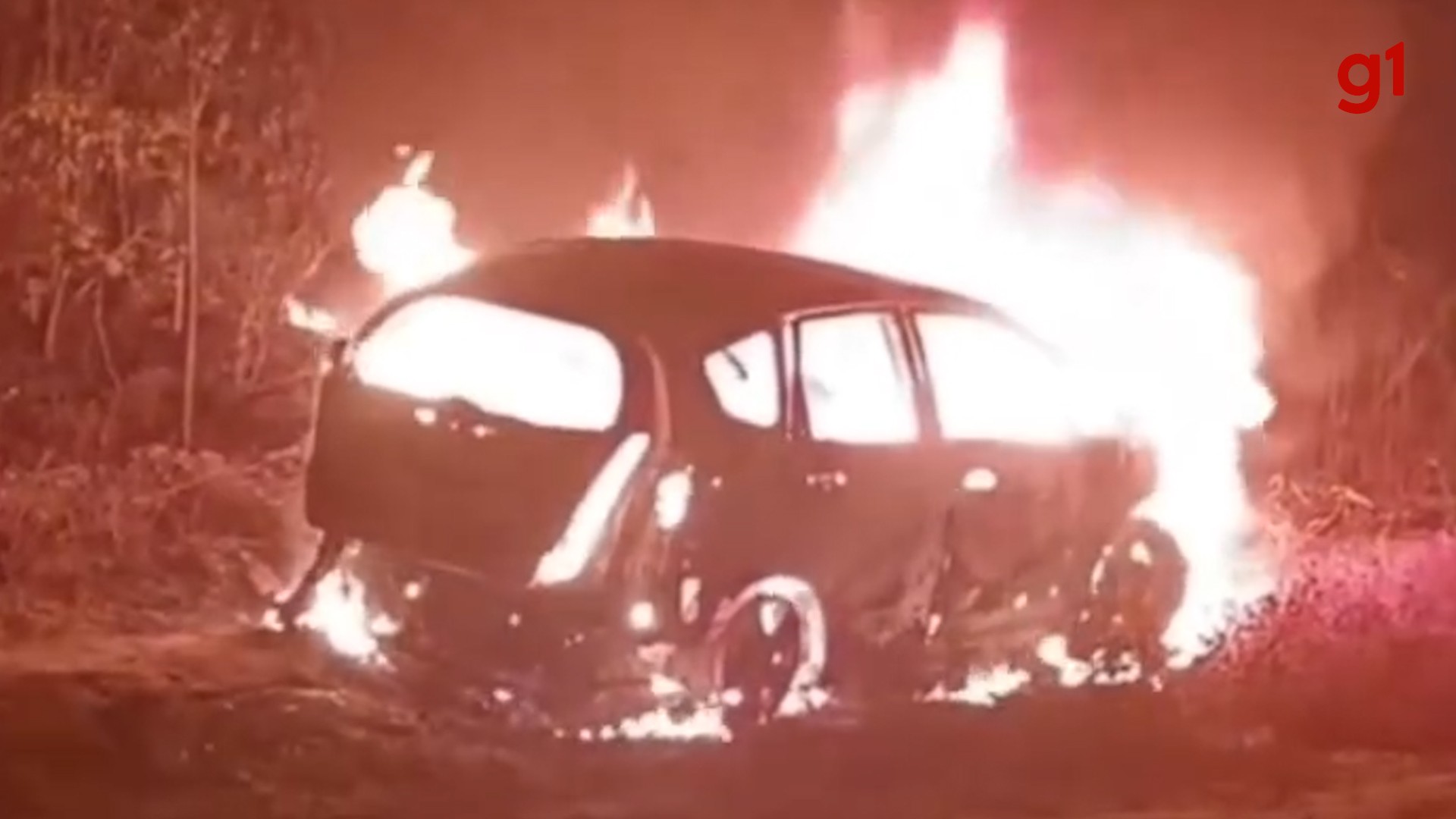 VÍDEO: corpo carbonizado é achado em porta-malas de carro incendiado em São Luís