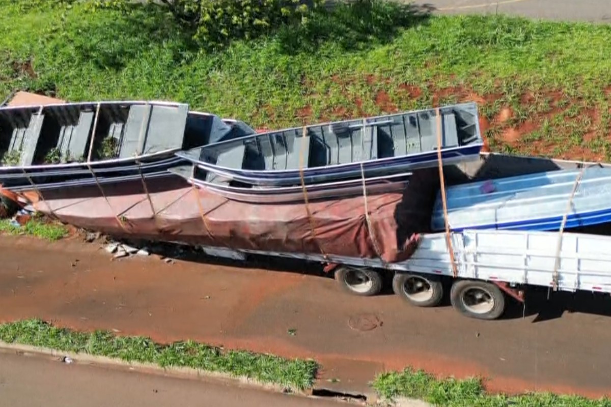 Carreta com barcos e energéticos furtados entala durante abordagem policial no PR, motorista foge e ajudante é preso