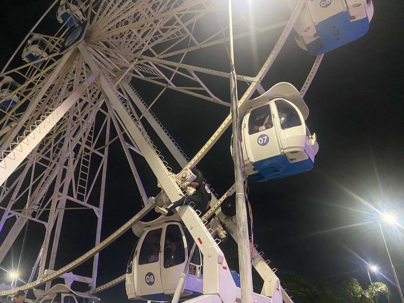 Roda-gigante recém-inaugurada trava e deixa público preso em Manaus