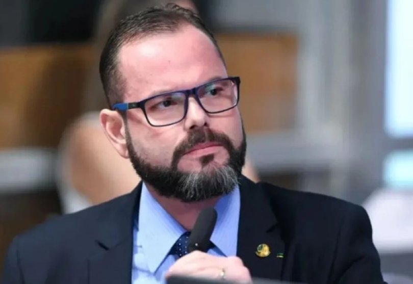 Senador paga R$ 31 mil a ex-diarista que nunca foi vista no gabinete | FOLHAMAX