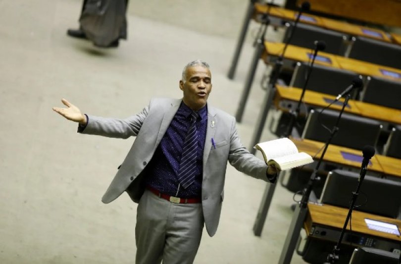 Deputado ex-gay propõe Dia Nacional do Orgulho Hétero | FOLHAMAX