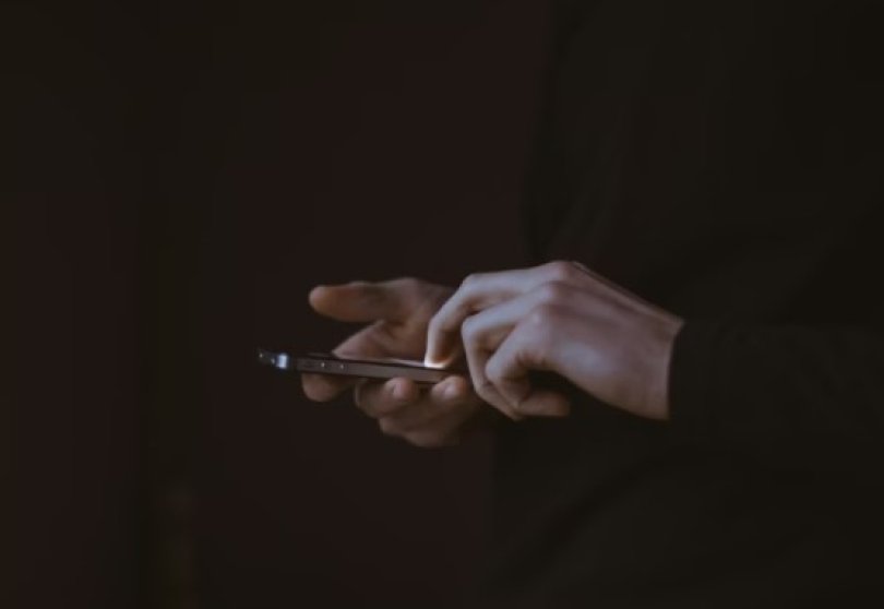 Casal rouba celular de um beb em sorveteria | FOLHAMAX