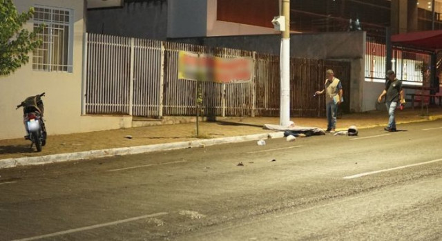 Motociclista de 19 anos morre após perder controle ecolidir contra poste | RDNEWS