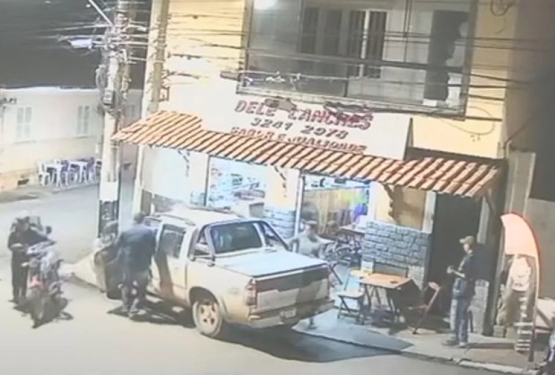 Caminhonete invade calada e mata professor; criana teria ligado veculo | FOLHAMAX