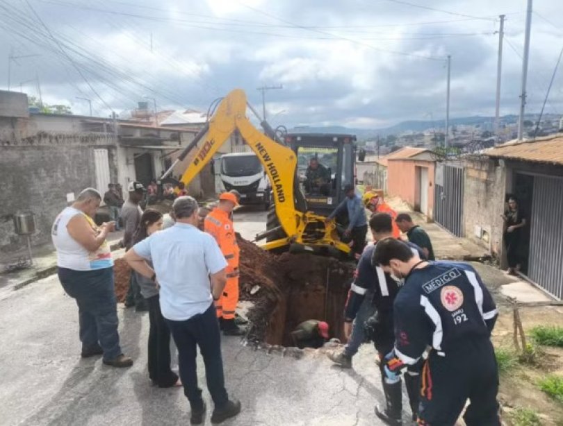 Homem entra em bueiro de esgoto e fica preso | FOLHAMAX
