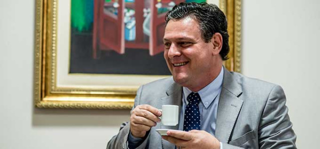 Distribuição de 400 maquinários em MT rende peso eleitoral a Fávaro | RDNEWS