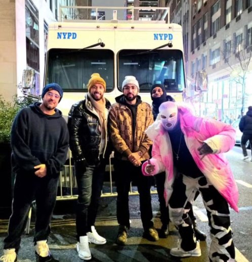 Neymar usa look inusitado para se disfarar e andar em NY | FOLHAMAX