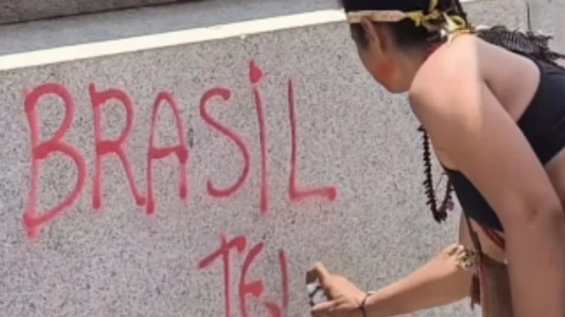 Mulher presa por pichar esttua durante protesto contra PL da Dosimetria | FOLHAMAX