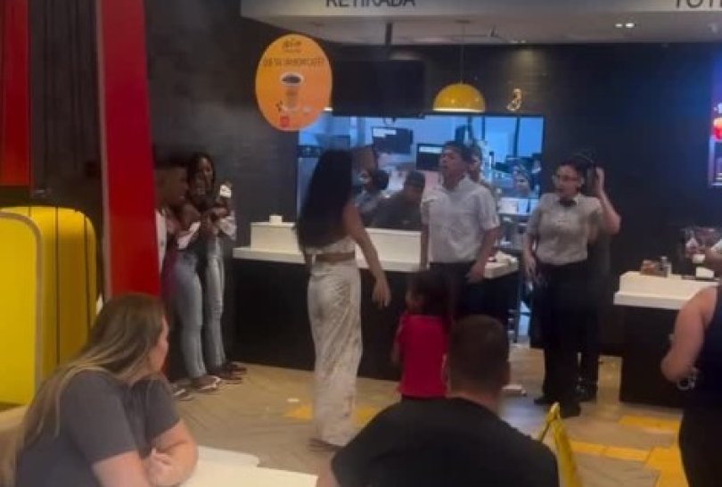 Funcionrios e clientes trocam socos e chutes em fast-food; vdeo | FOLHAMAX