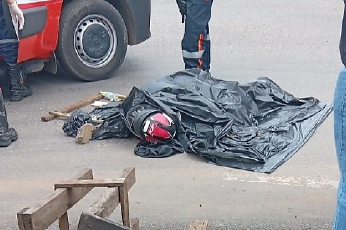 Mulher morre após caminhão atingir moto em Cuiabá; condutor foge