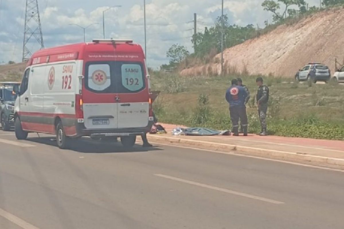 Homem perde controle de moto, bate em poste e morre em Cuiabá